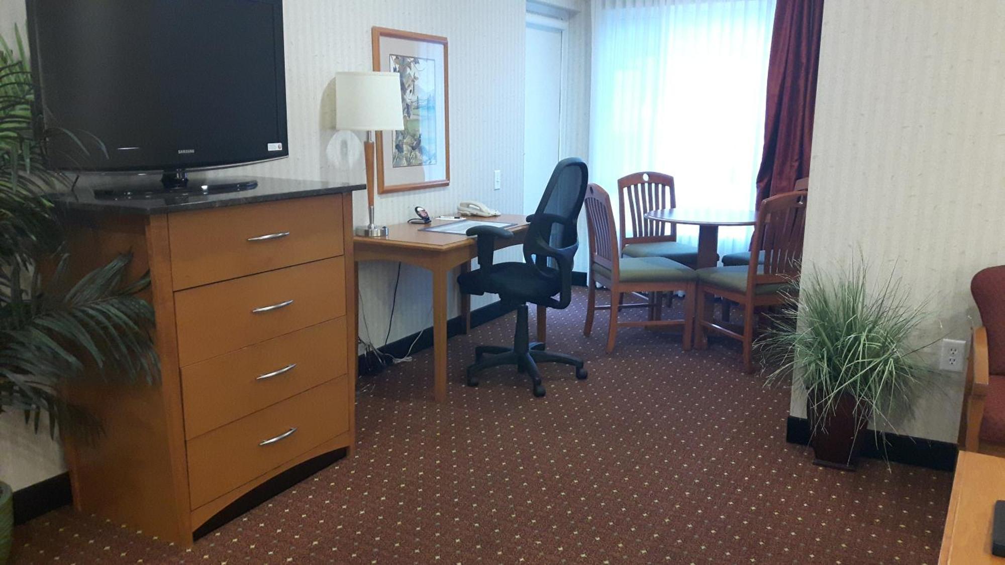 Best Western Plus Kelowna Hotel & Suites Room photo